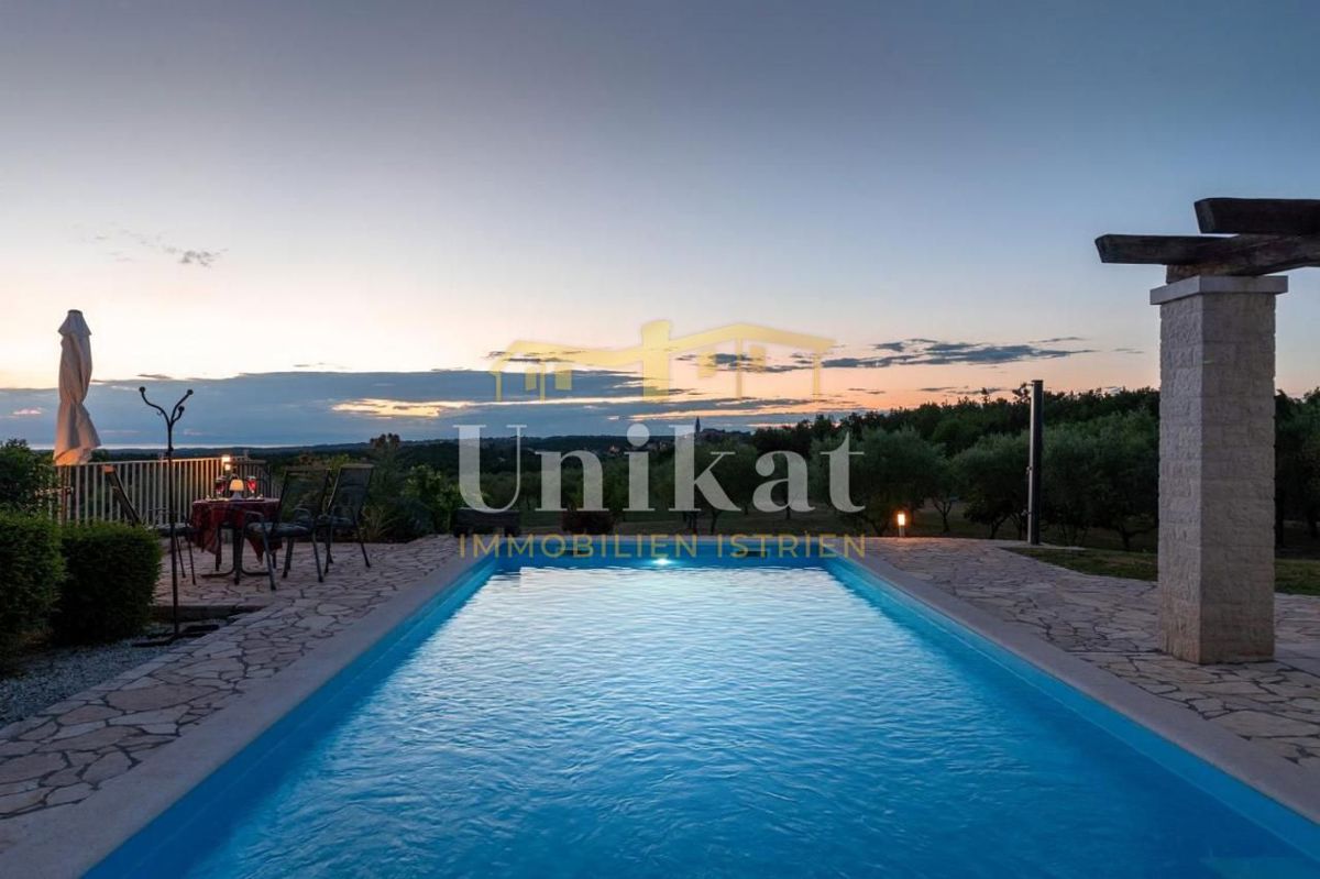 Hiša s bazenom in pogledom na morje